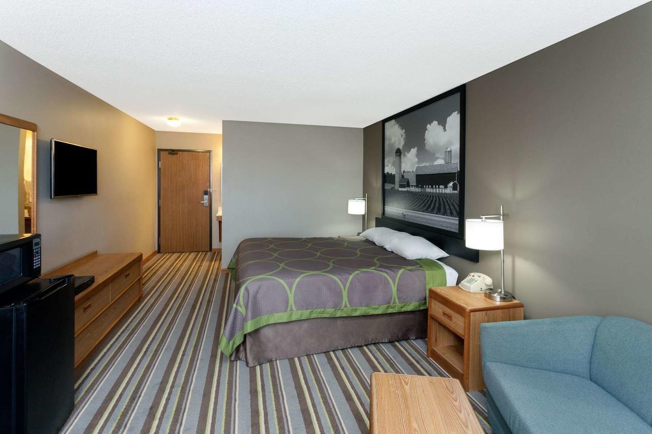 Super 8 by Wyndham Watseka Hotell Eksteriør bilde
