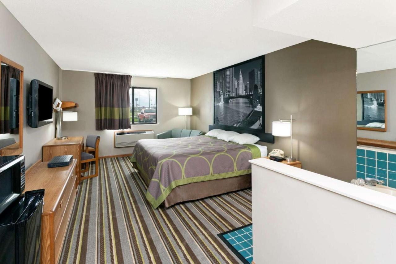 Super 8 by Wyndham Watseka Hotell Eksteriør bilde