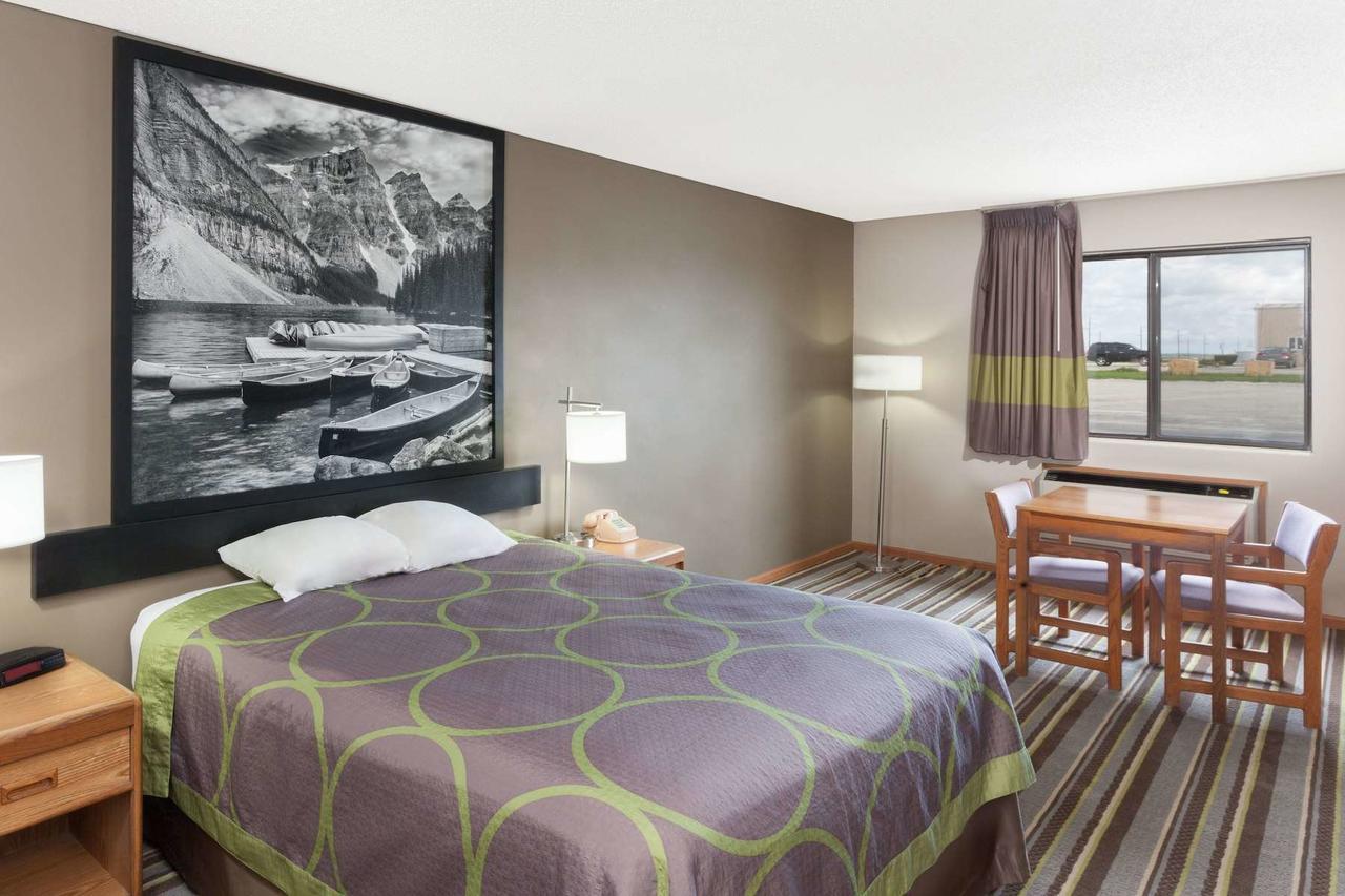 Super 8 by Wyndham Watseka Hotell Eksteriør bilde