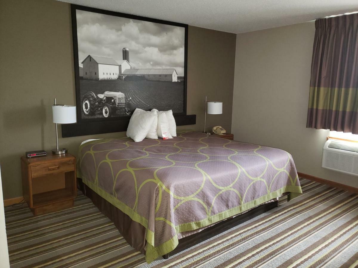 Super 8 by Wyndham Watseka Hotell Eksteriør bilde