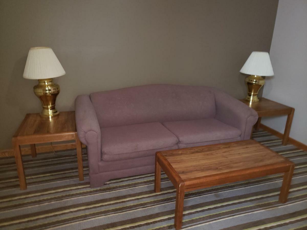 Super 8 by Wyndham Watseka Hotell Eksteriør bilde